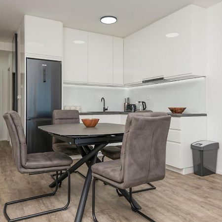 Stunning Apartment In Tucepi With Kitchen Ngoại thất bức ảnh