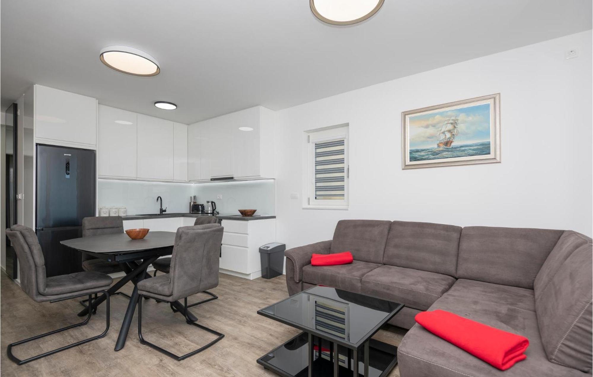 Stunning Apartment In Tucepi With Kitchen Ngoại thất bức ảnh